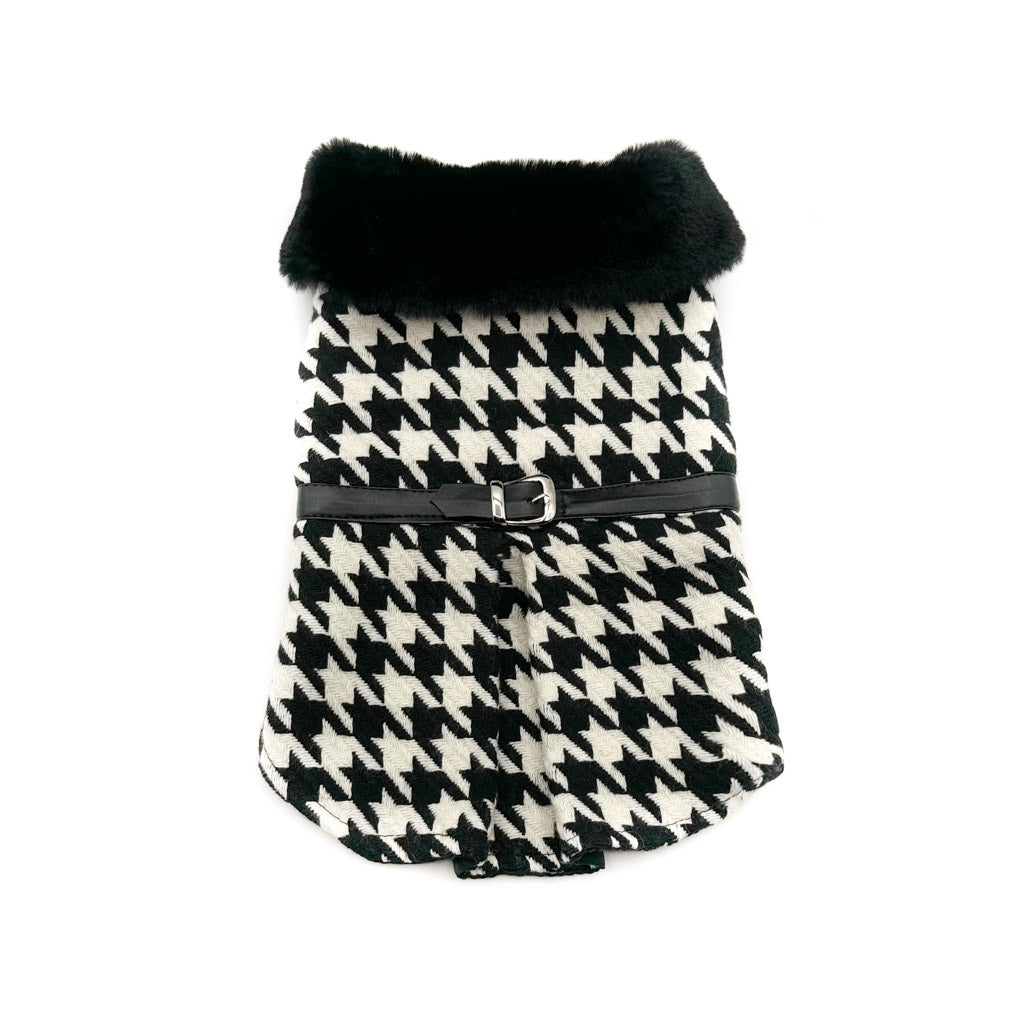 Cappottino Oleandro in pied de poule bianco e nero con collo in pelouche nero e cintura con fibbia