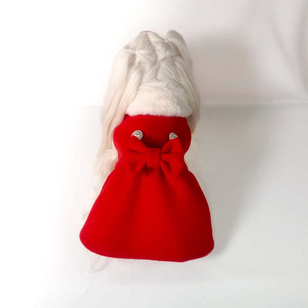 Maltese visto da dietro con il Cappottino Scarlett rosso e gonna arricciata