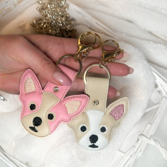 Charm Chihuahua in ecopelle rosa e panna con cristallo di altissima qualità, tenuti in mano
