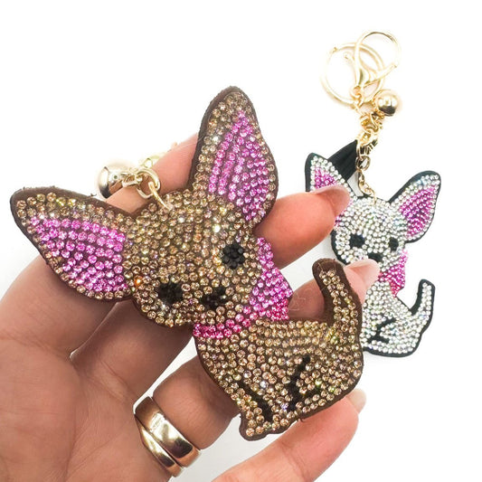 Charms Chihuahua decorati con strass, caramello e bianco, con nappina e dettagli metallici