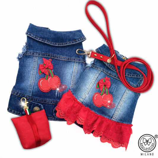 BauJeans Summer, gilet in denim per cani piccoli con ciliegie ricamate, nelle versioni con e senza rouche rossa, con guinzaglio e portasacchetti rossi coordinati