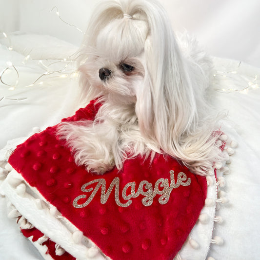 Maltese sdraiato sulla Copertina Magic in bubble rosso, personalizzata con il nome Maggie in glitter