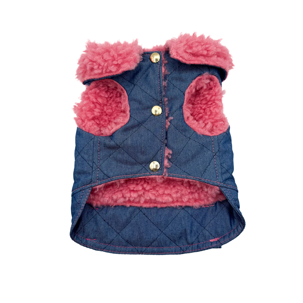BauJeans Couture Cortina per cani piccoli, denim trapuntato blu chiuso con bottoni a pressione dorati e collo in teddy fucsia, vista frontale still life