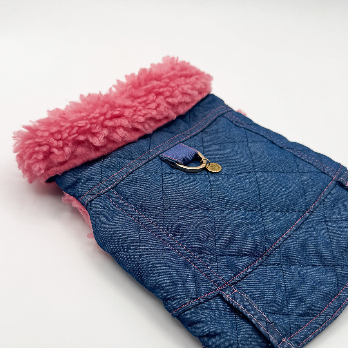 Dettaglio del BauJeans Couture Cortina: collo in teddy fucsia con anello e charm dorato Bauloveyou