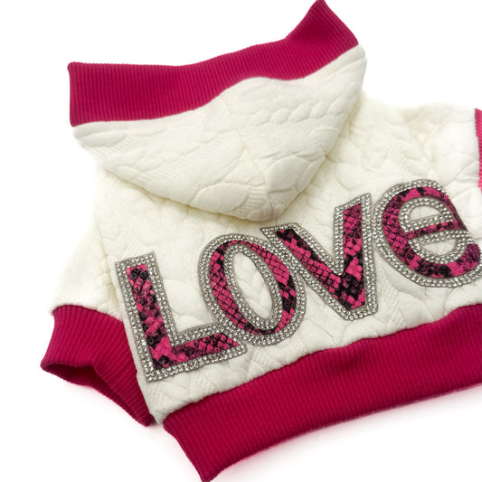 Dettaglio della scritta LOVE fucsia effetto pitone con cristalli sulla Felpa corta Begonia