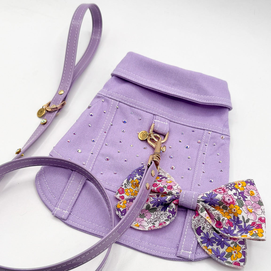 Dettaglio del fiocco in raso e cristalli aurora boreale del BauJeans Couture Stardust lilla