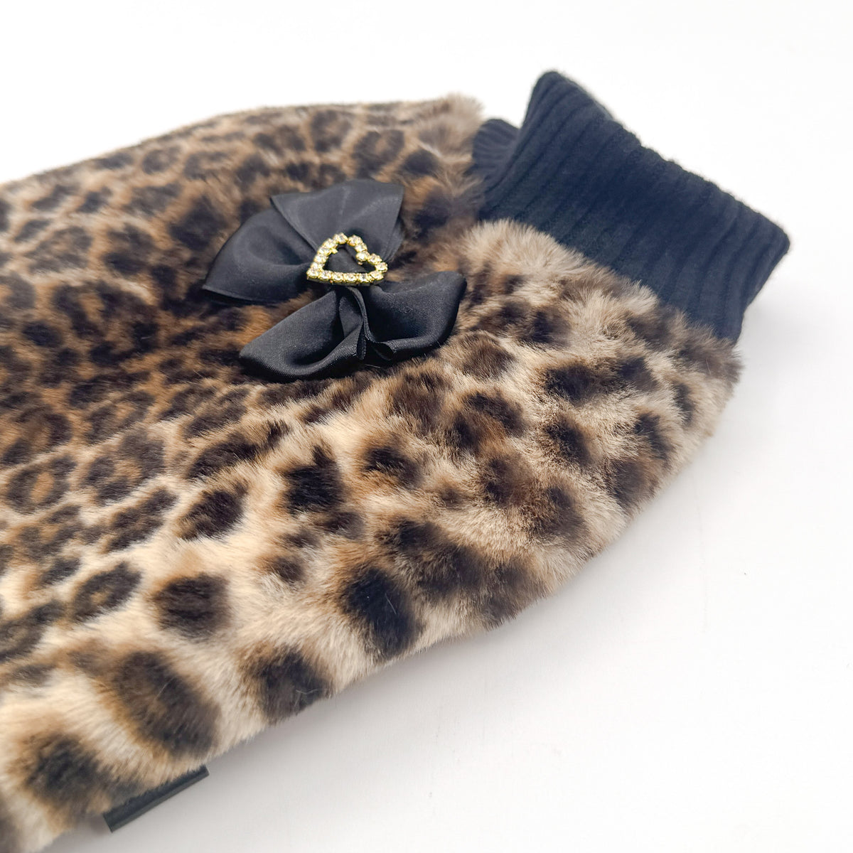 Dettaglio del fiocco nero in raso con cuore in strass sul Maglioncino Jasmine maculato