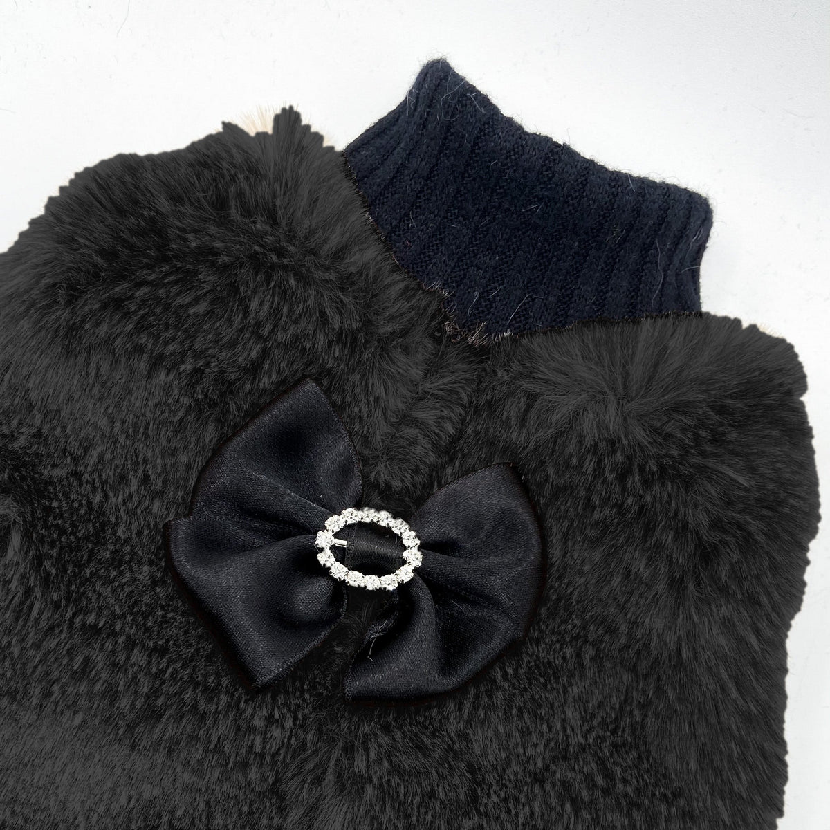 Dettaglio del fiocco nero in raso con fibbia in strass sul Maglioncino Jasmine nero