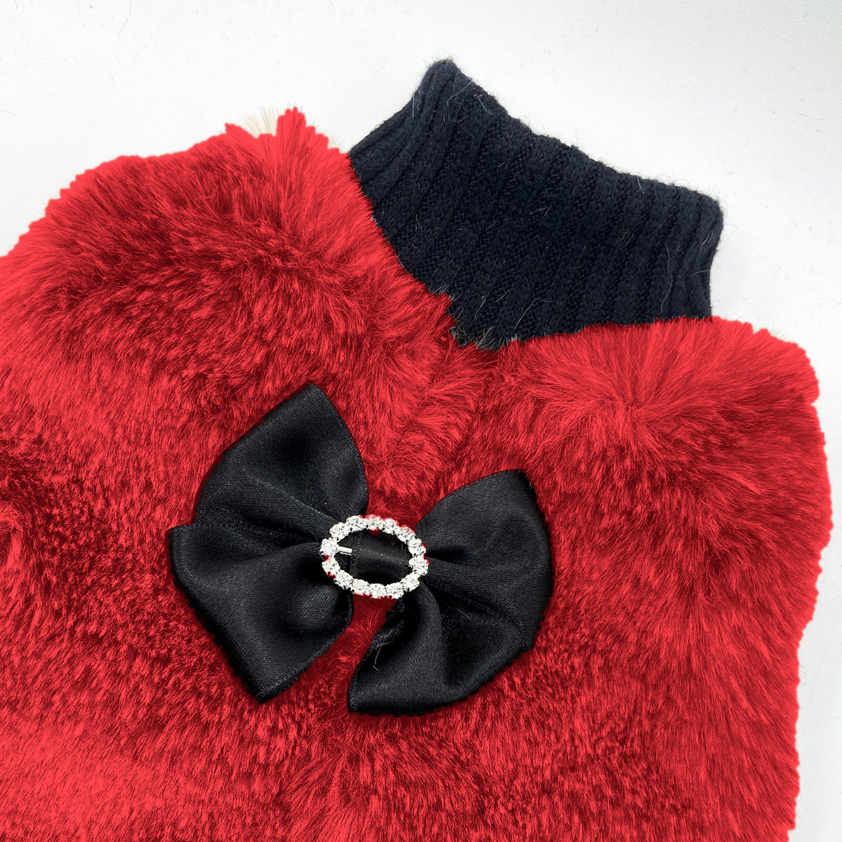 Dettaglio del fiocco nero in raso con fibbia in strass sul Maglioncino Jasmine rosso
