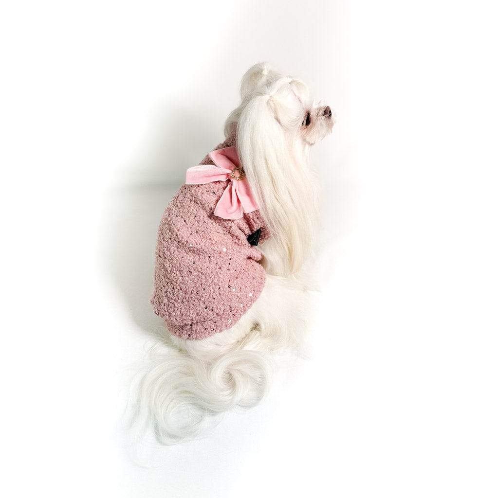 Maltese con il Maglioncino Melissa rosa visto di profilo