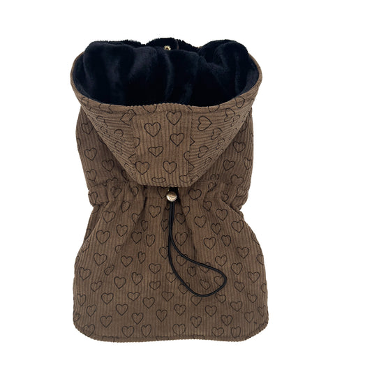 Parka Cuoricini steso visto dal dorso, con il cappuccio aperto sull'interno in pelliccia nera e la coulisse con fermo dorato