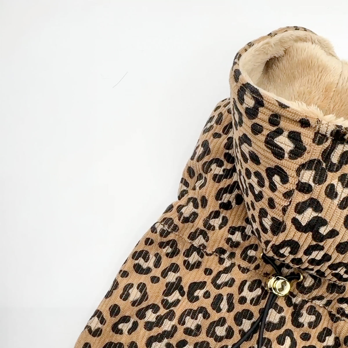 Dettaglio del Parka Leopard, cappuccio foderato in pelliccia caramello e coulisse in vita