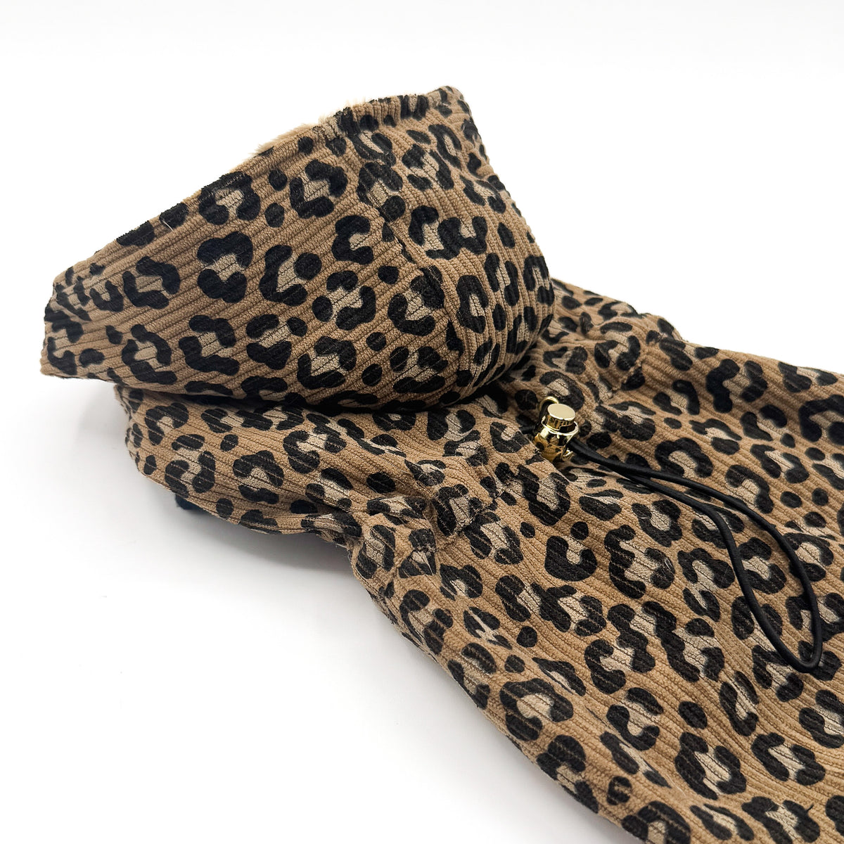 Dettaglio del cappuccio del Parka Leopard in velluto a coste leopardato, con coulisse e fermo dorato