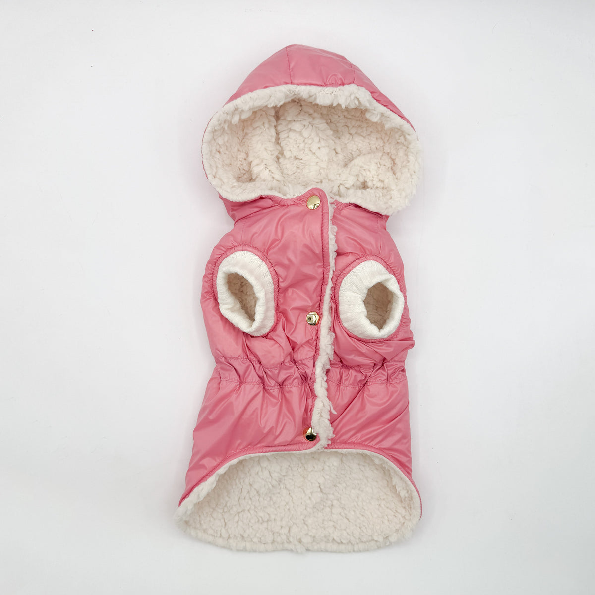 Parka rosa per cani piccoli visto davanti, con cappuccio in teddy panna, bottoni a pressione e maniche corte in maglia