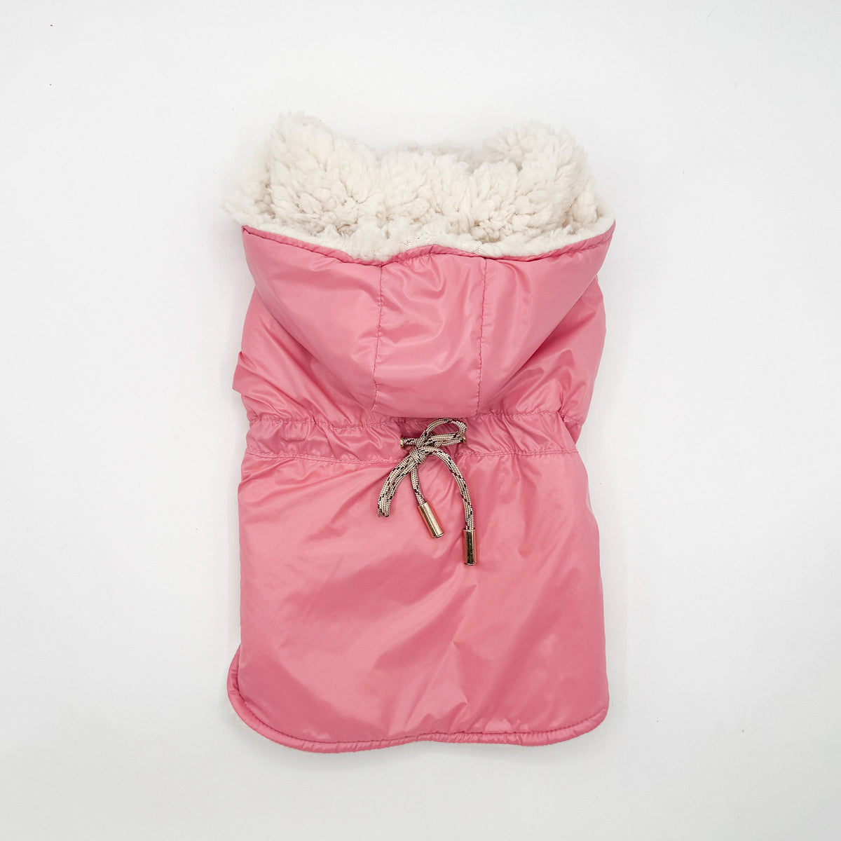 Parka rosa impermeabile per cani piccoli visto dal dorso, con cappuccio in teddy panna e cordoncino regolabile in vita