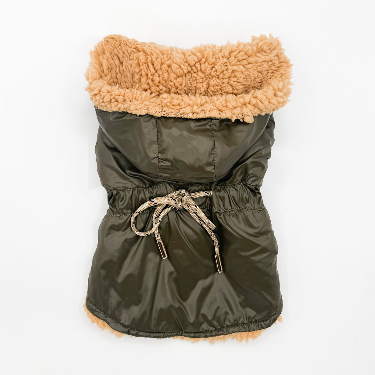 Parka verde oliva impermeabile per cani piccoli visto dal dorso, con collo in teddy caramello e coulisse in vita