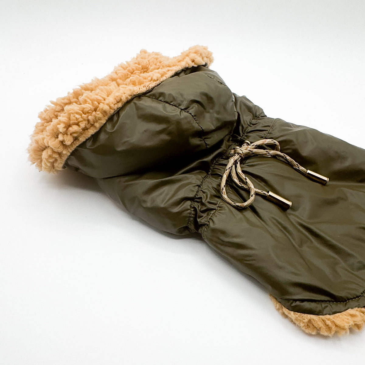 Dettaglio del parka verde oliva per cani piccoli: cordoncino regolabile in vita e interno in teddy caramello
