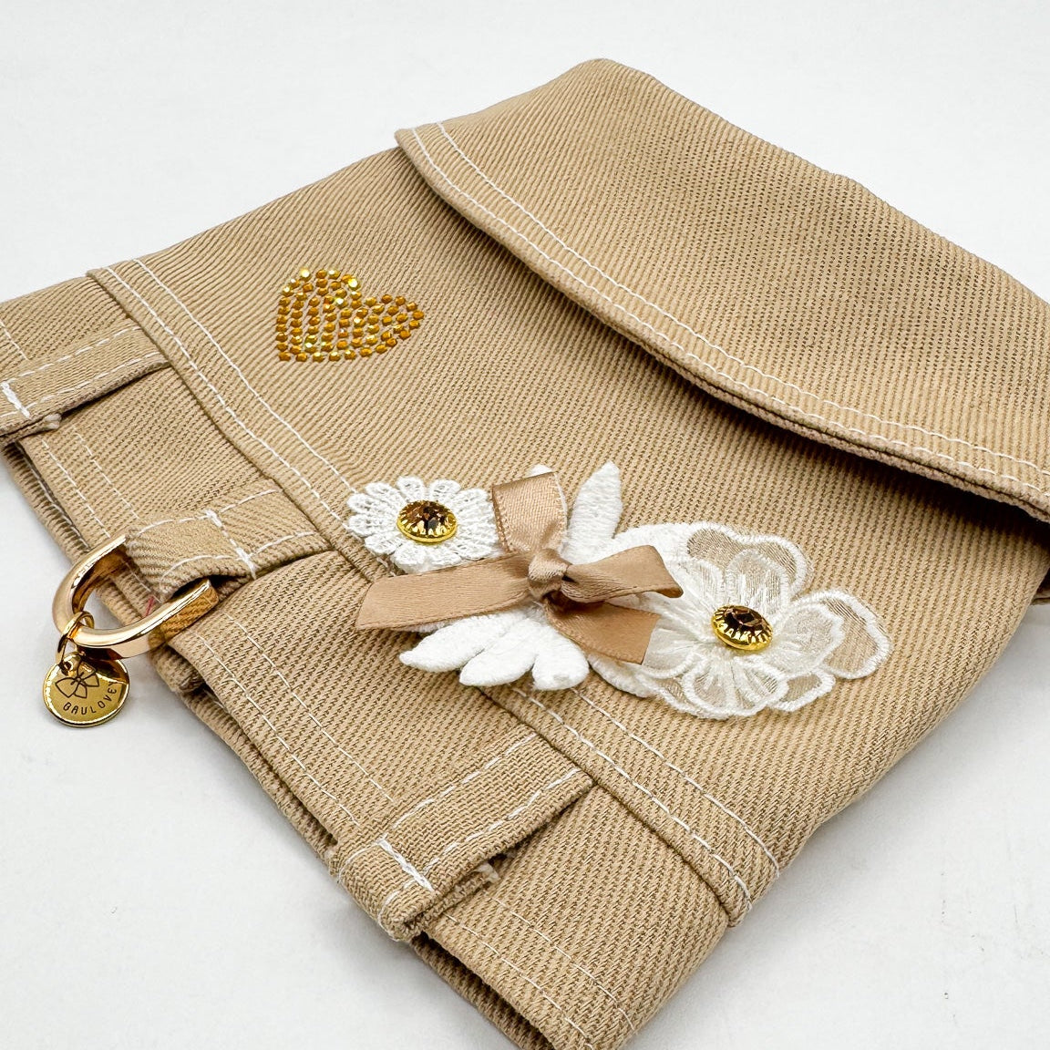 Dettaglio dei fiori applicati con rivetti in cristallo della Mini BauJeans Jolie sabbia