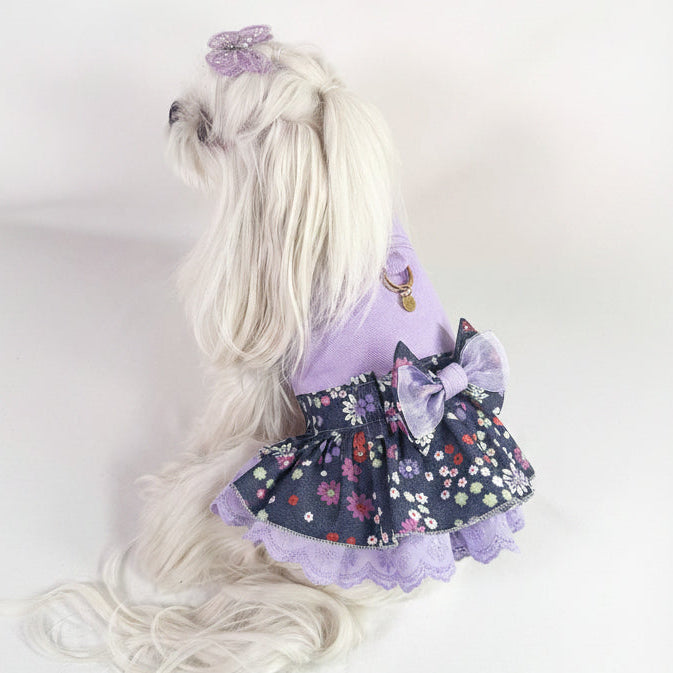 Pettorina ad abito in denim con ruche finali in sangallo e tessuto floreale lilla o fucsia