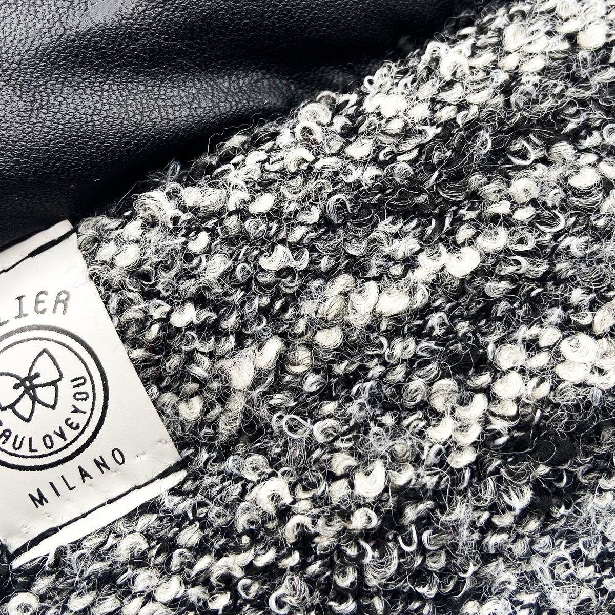 Tessuto effetto bouclé grigio, nero e bianco con etichetta Atelier Bauloveyou Milano