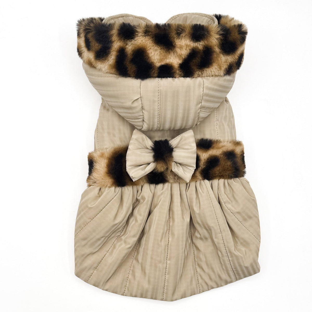 Piumino Charme Wild trapuntato impermeabile con gonna arricciata, cappuccio e fascia in vita leopardati e fiocco