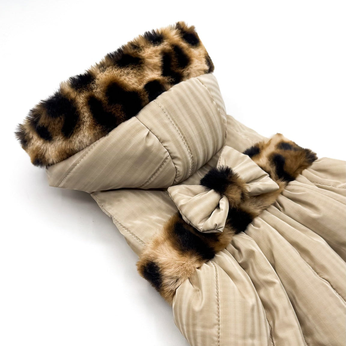 Dettaglio del cappuccio bordato leopardato e del fiocco del Piumino Charme Wild