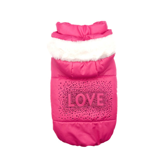 Piumino Love ciliegia trapuntato impermeabile visto da dietro, con scritta Love in cristalli fucsia e cappuccio bordato in pelouche bianco