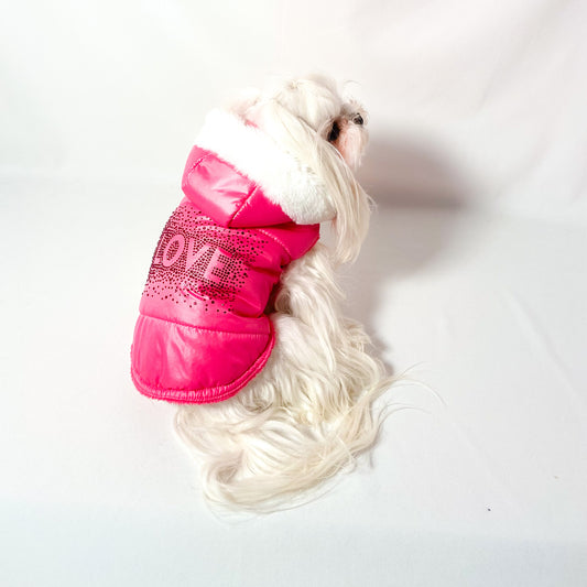 Piumino Love ciliegia indossato da un maltese, visto di lato con scritta Love in cristalli fucsia sulla schiena