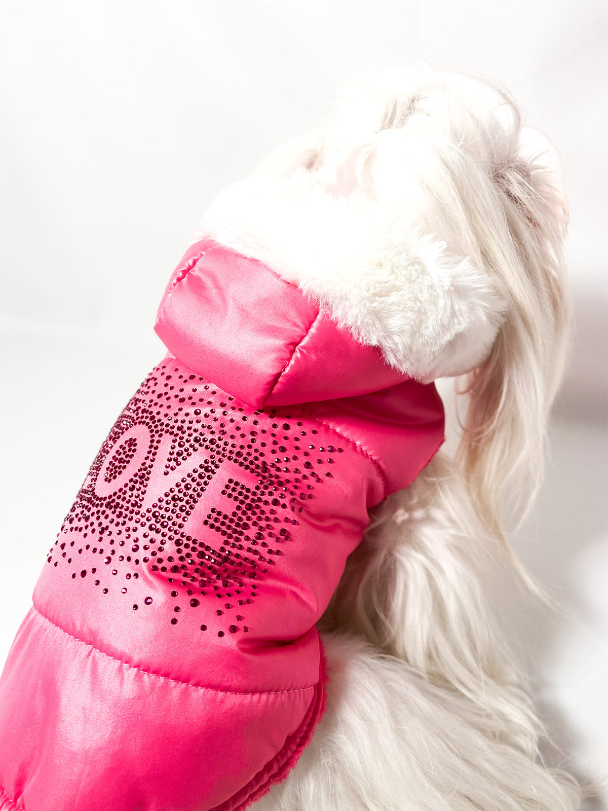Dettaglio della scritta Love in cristalli fucsia sulla schiena del Piumino Love ciliegia
