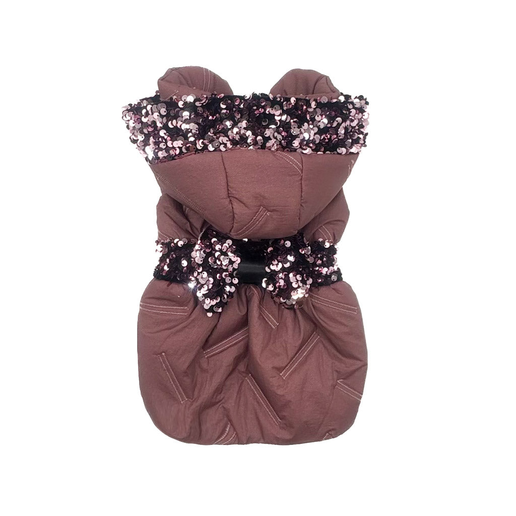 Piumino Malva con gonna a palloncino e paillettes in vita, visto da dietro con cappuccio