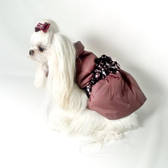 Piumino Malva indossato da un maltese, visto di lato con gonna a palloncino e paillettes in vita