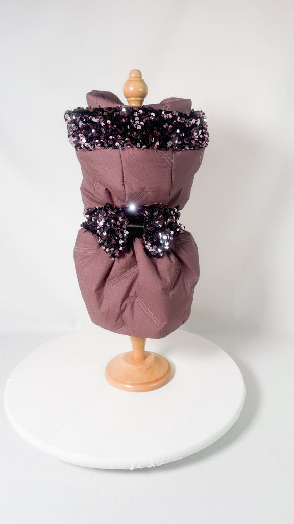 Piumino Malva su manichino con gonna a palloncino e fiocco di paillettes in vita