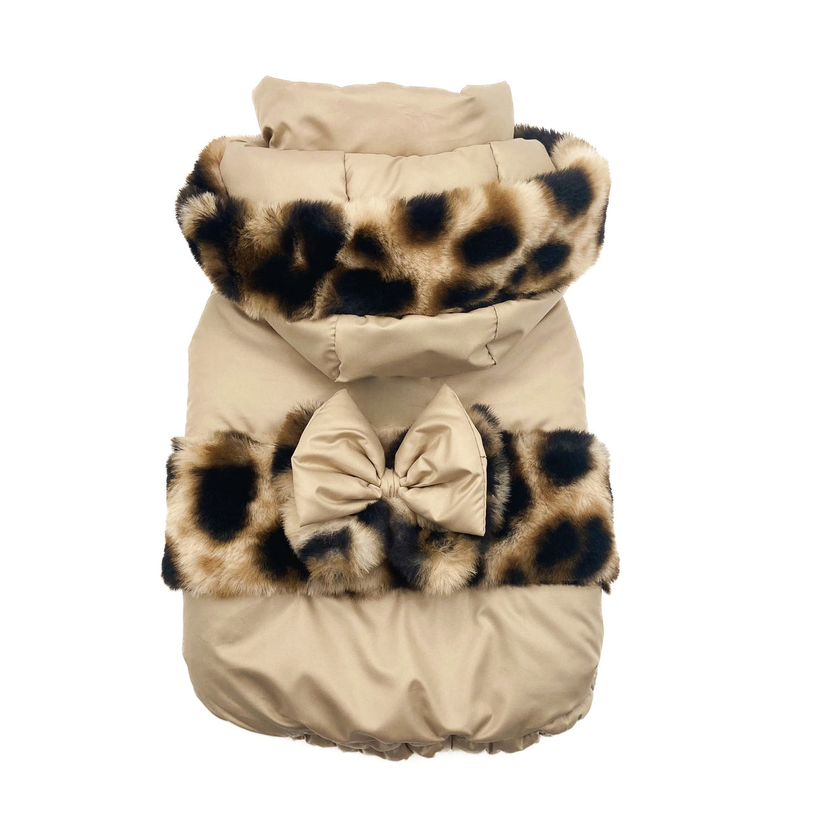 Piumino Wild beige trapuntato impermeabile visto da dietro, con cappuccio bordato leopardato e fiocco in vita