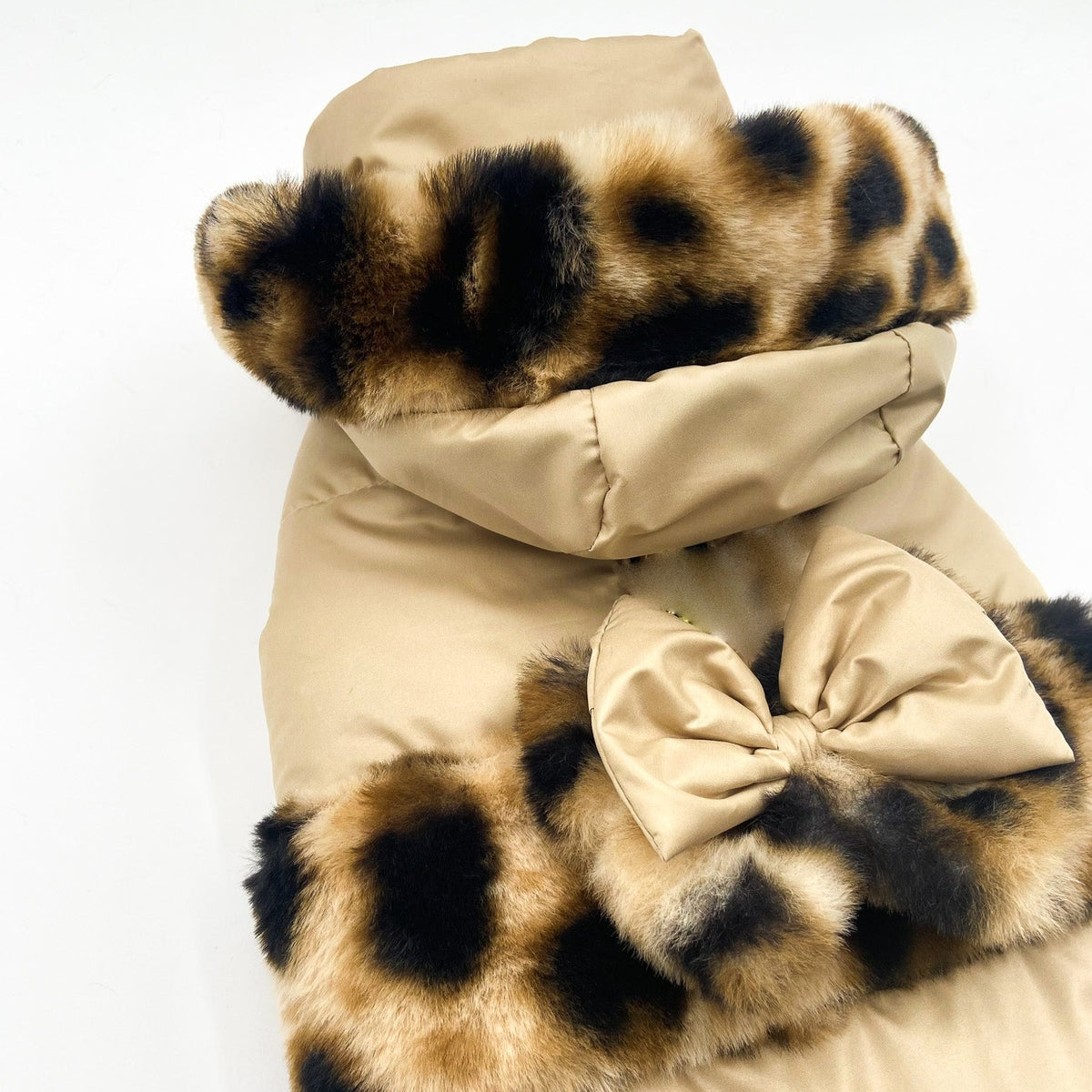Dettaglio del cappuccio bordato leopardato e del fiocco del Piumino Wild