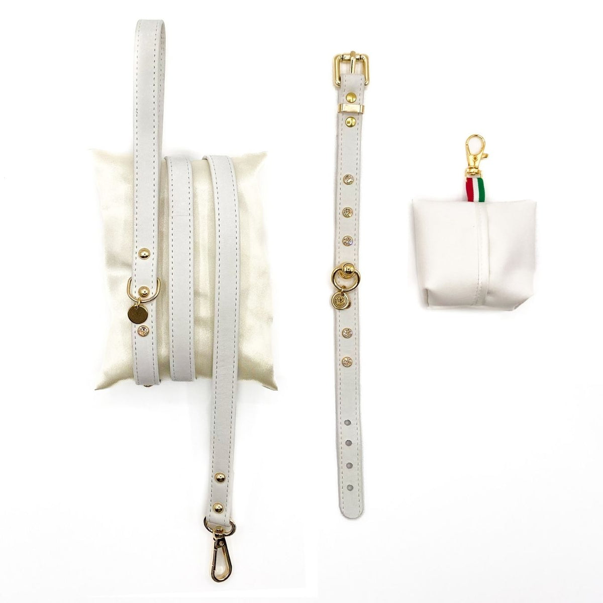 Set completo Pelle bianco per cani piccoli: collare, guinzaglio e portasacchetti in ecopelle, con cristalli e minuterie color oro