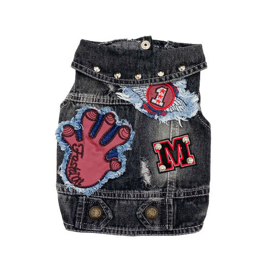 BauJeans Cervantes, gilet in denim grigio scuro per cani piccoli con mano in similpelle bordeaux, lettera M e borchiette argento