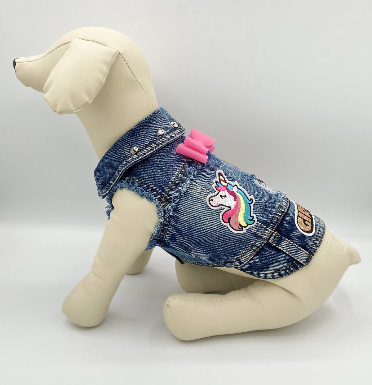 BauJeans Diadem indossato su manichino, di profilo, con unicorno e borchiette argento al collo