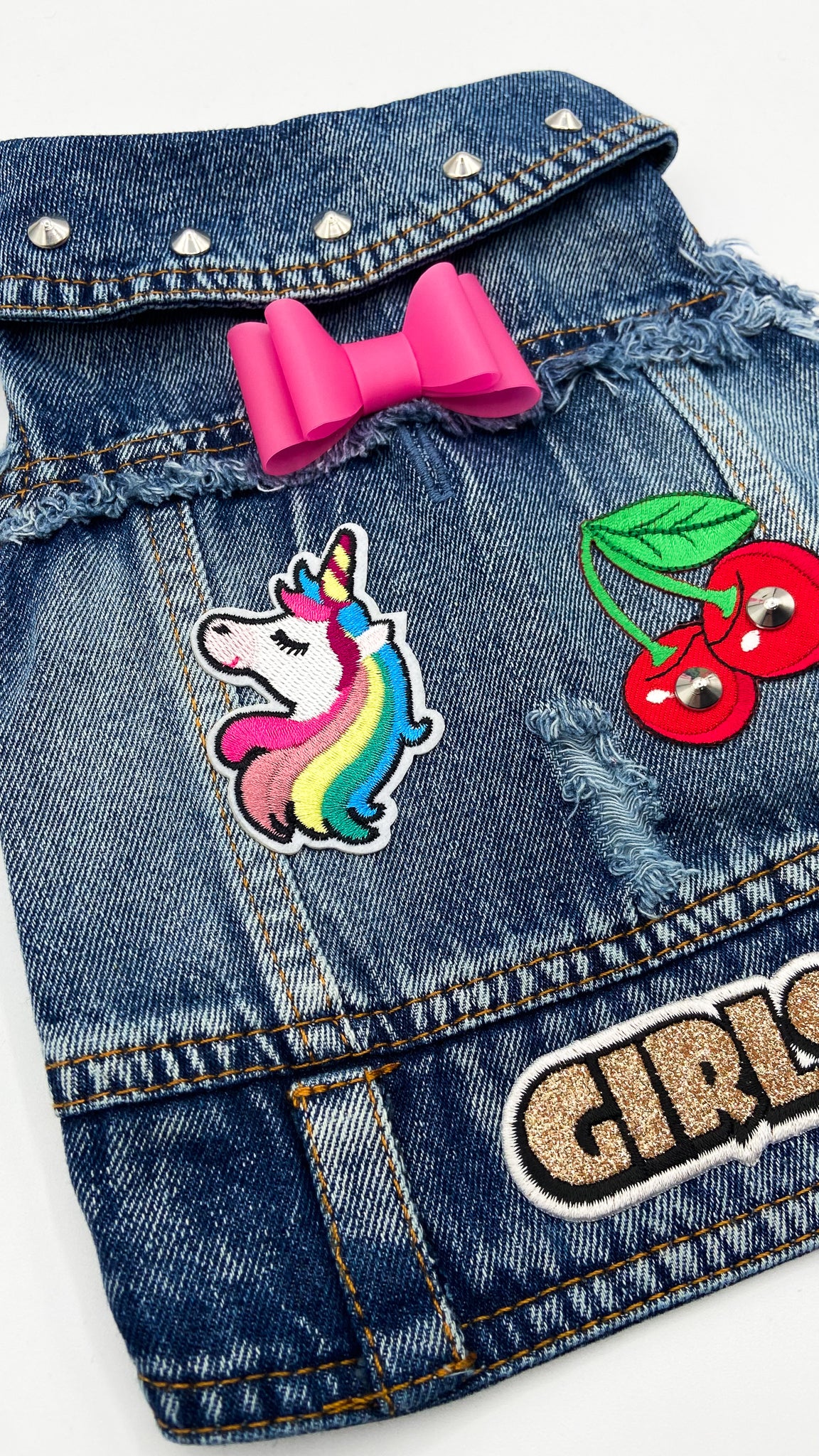 Dettaglio del fiocco rosa, dell'unicorno e della scritta GIRLS sul BauJeans Diadem