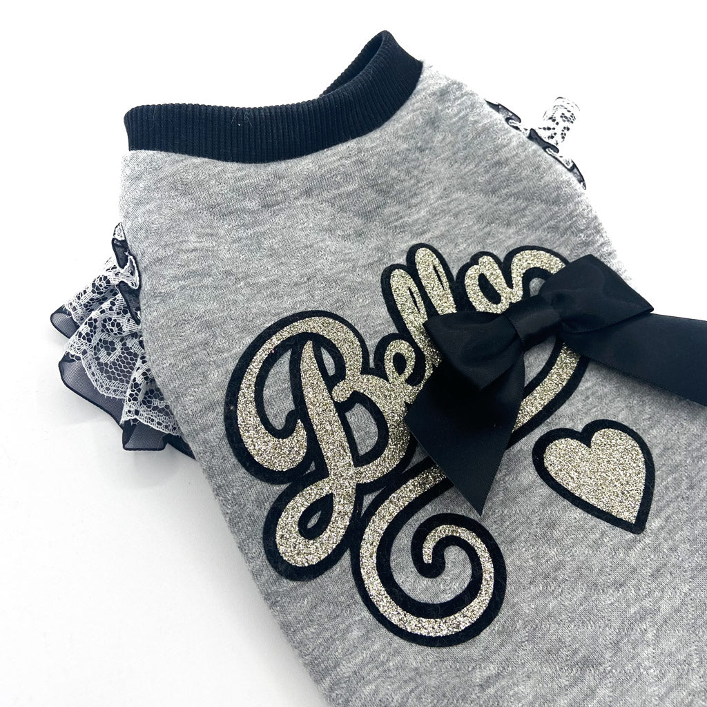 Felpa Mia grigia con scritta in glitter dorato, cuore e fiocco in raso nero