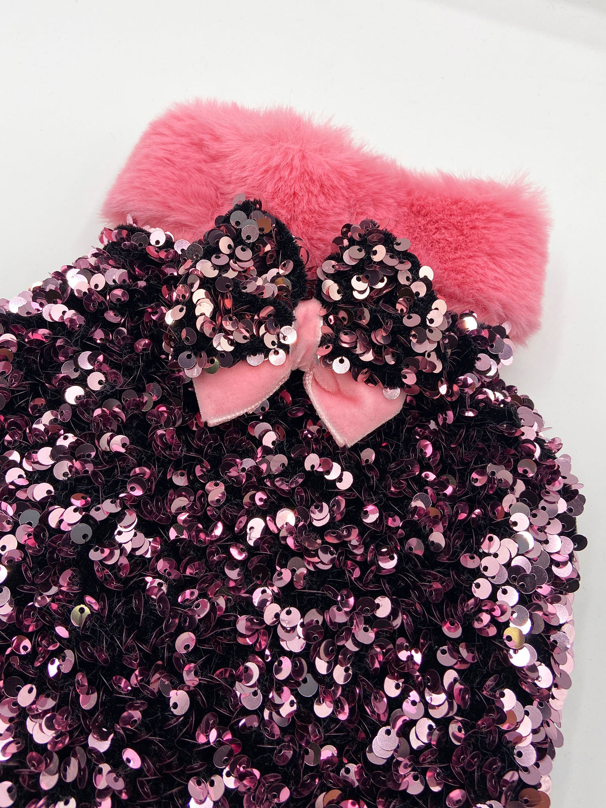 Dettaglio delle paillettes rosa e del fiocco in velluto dell'Althena