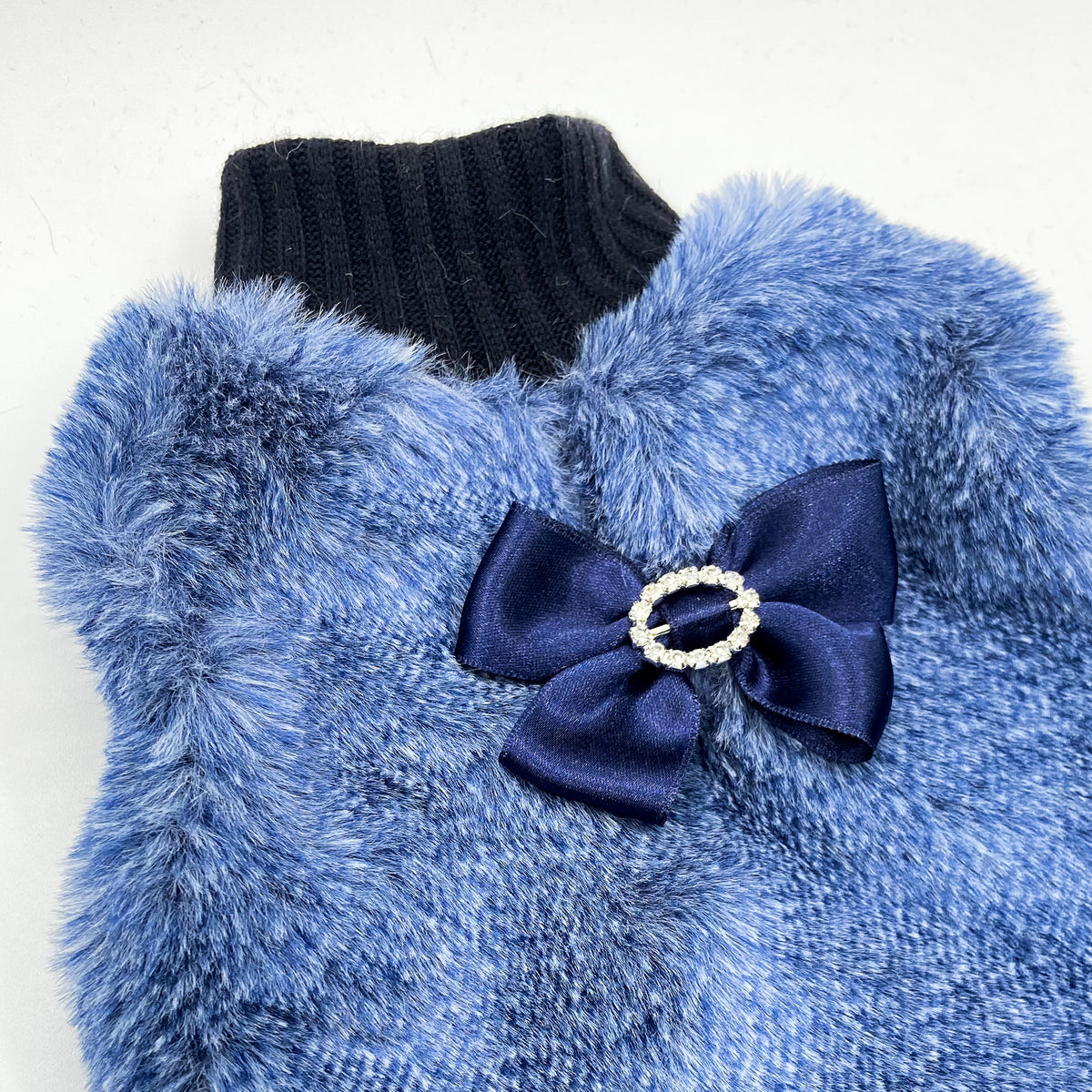 Dettaglio del fiocco blu in raso con fibbia in strass sul Maglioncino Jasmine blu