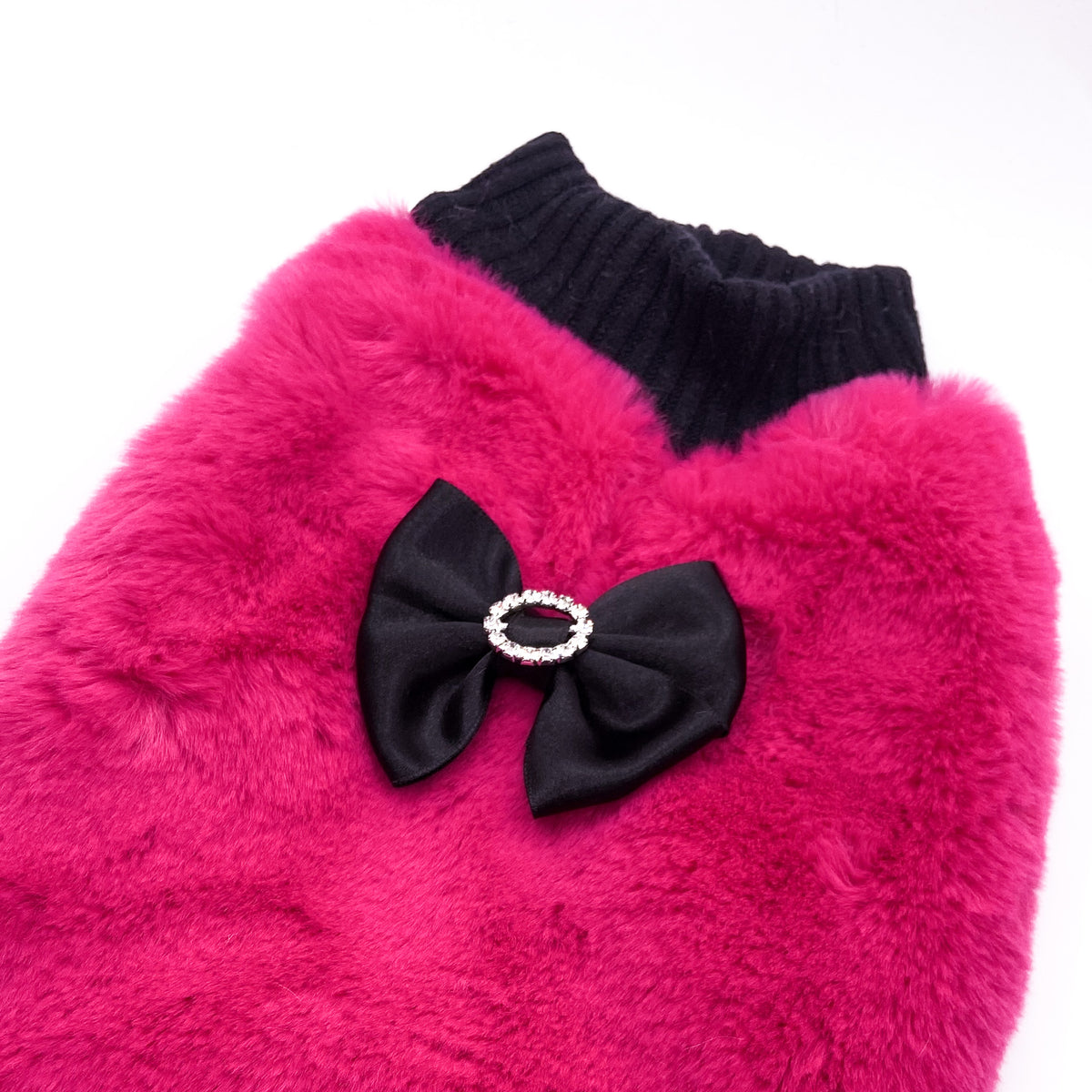 Dettaglio del fiocco nero in raso con fibbia in strass sul Maglioncino Jasmine fucsia