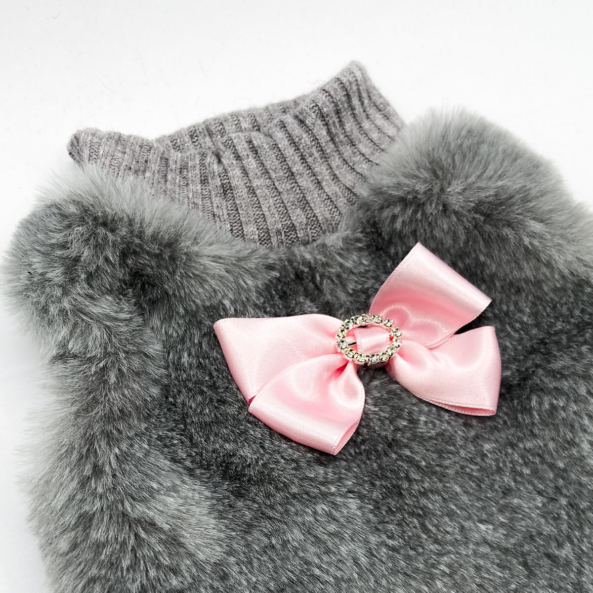 Dettaglio del fiocco rosa in raso con fibbia in strass sul Maglioncino Jasmine grigio