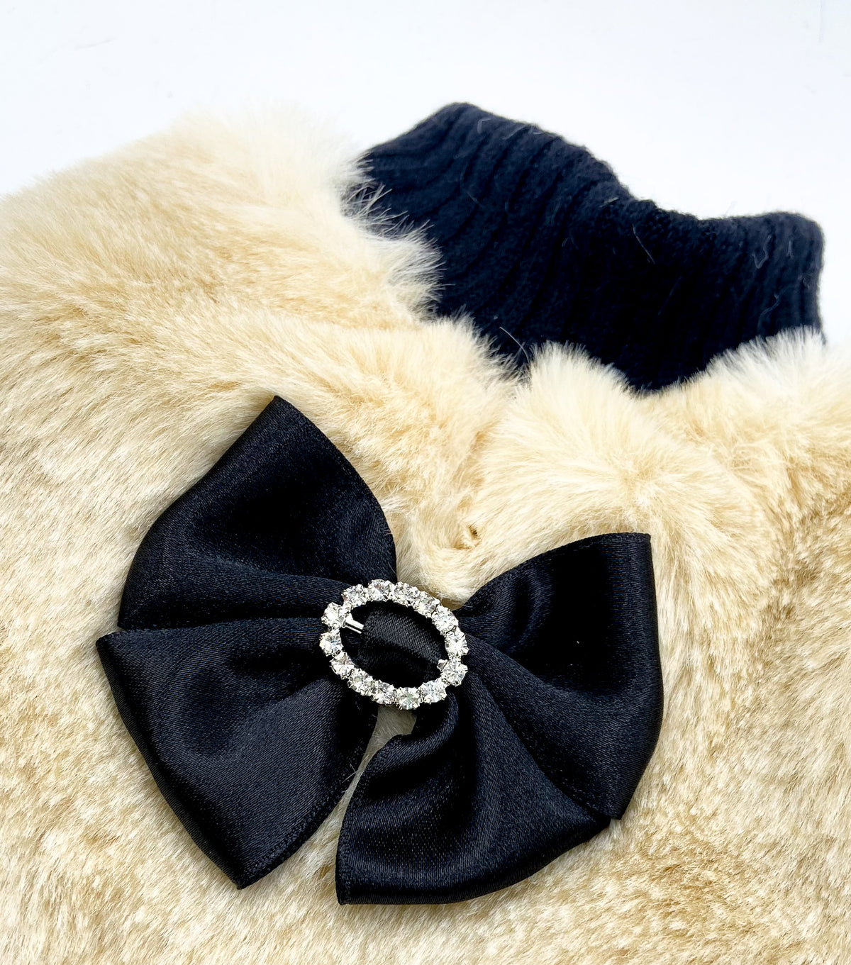 Dettaglio del fiocco nero in raso con fibbia in strass sul Maglioncino Jasmine panna