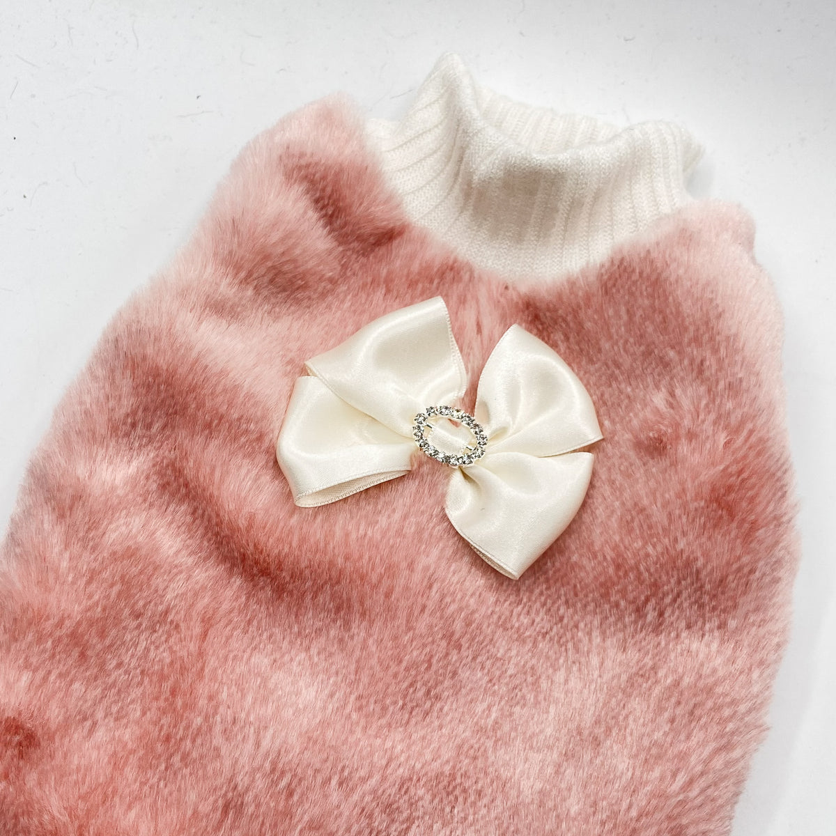 Dettaglio del fiocco panna in raso con fibbia in strass sul Maglioncino Jasmine rosa