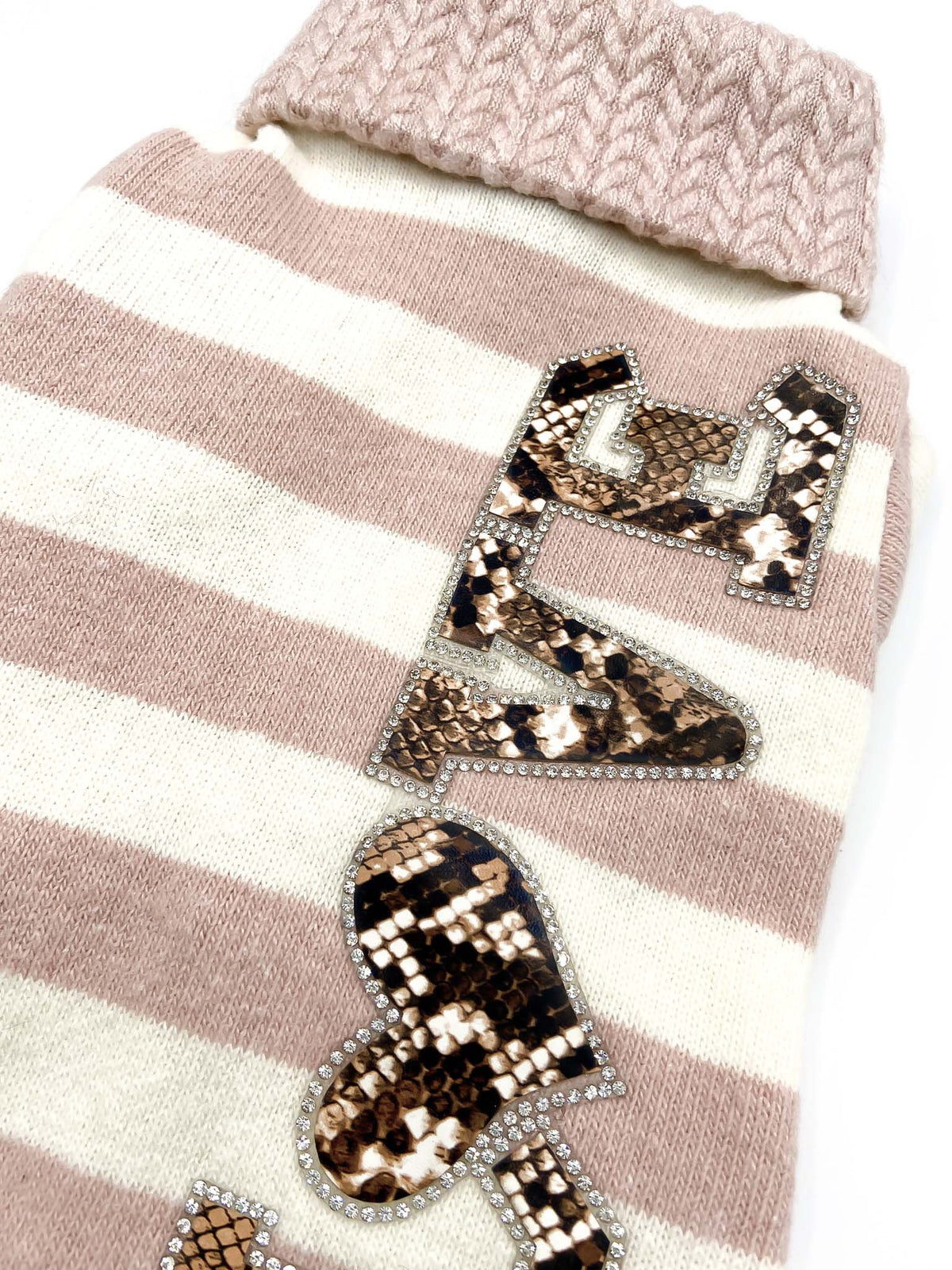 Dettaglio della scritta animalier con strass e del collo a trecce del Maglioncino Merope
