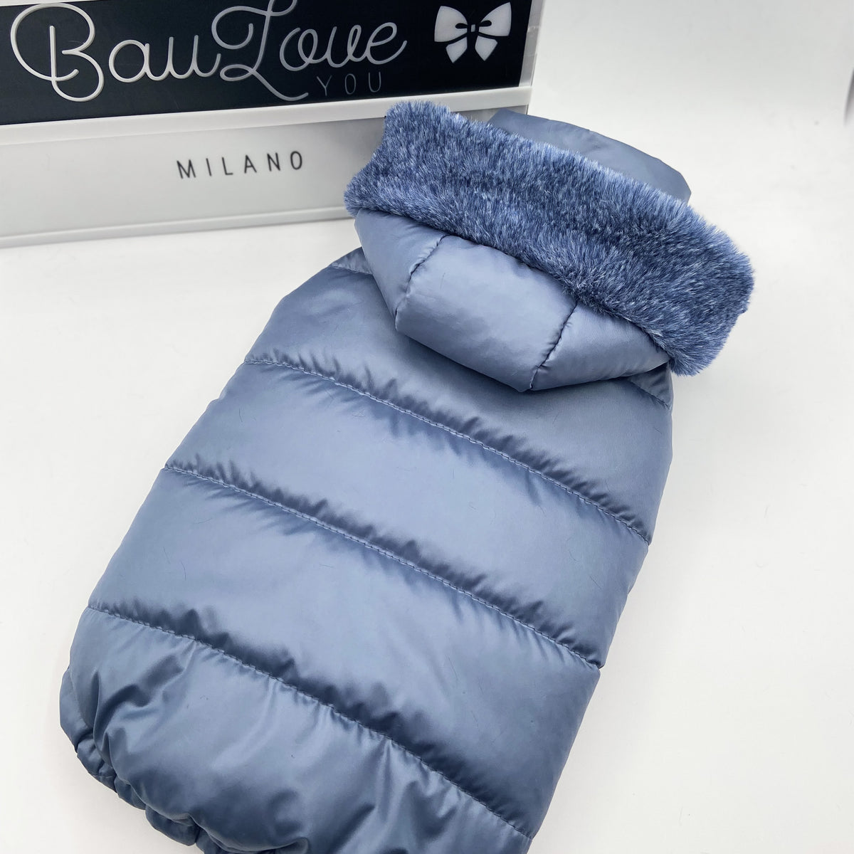 Piumino Abbraccio avio trapuntato con cappuccio bordato di peluche, dettaglio