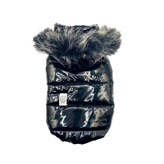 Piumino Plume in vinile nero lucido con cappuccio e bordo in peluche lungo sfumato